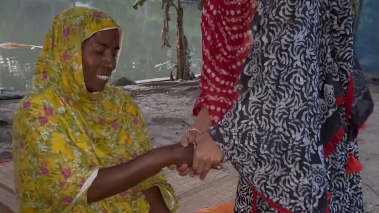 চাচী কে ঈদের সালামি দিলাম