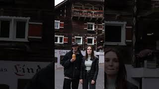 Das Wappen zeigt drei silbrige Sensenblätter und stammt vom Adelsgeschlecht von Trisun.