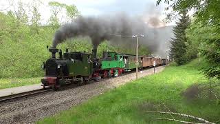 SACHSENZUG mit I K Nr. 54 und IV K Nr. 176 schnauft am 20.5.2024 durch das Preßnitztal im Erzgebirge