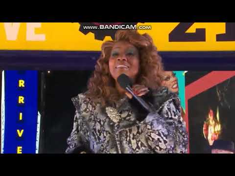 Gloria Gaynor Performs Never Can Say Goodbye in Times Square