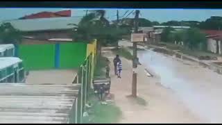 Vehículo atropella a un hombre y dos niños en Santa Cruz