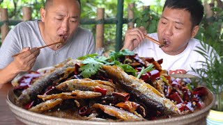 水庫現撈刁子魚,老弟一炸一炒真下酒,麻辣酥脆,魚骨都要吃掉! 【鐵鍋視頻】 水庫現撈刁子魚,老弟一炸一炒真下酒,麻辣酥脆,魚骨都要吃掉! 【鐵鍋視頻】