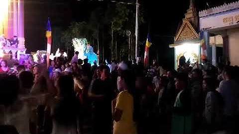 Lễ hội Rước đèn cúng phật của đồng bào dân tộc khmer cực kỳ ấn tượng