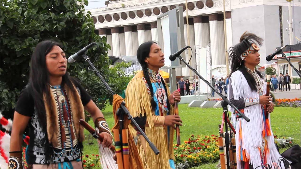 Индеец песня ноль. Группа индейцев. Ансамбли индейцев. Индейская Этническая группа. Перуанский Этнический ансамбль.
