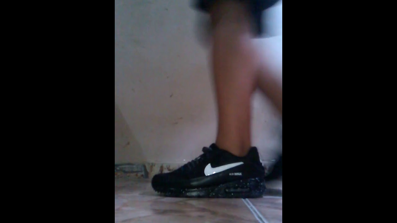 air max 90 preto no pé