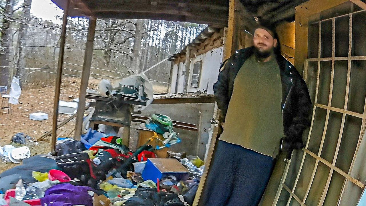 Полиция спасла троих детей, запертых в отвратительном и грязном доме