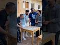 اما تخرج مع صحاب اخوك الصغير 