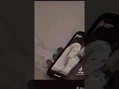 يبكي على فراق حبيبته