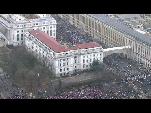 Video: Deze Groep Vrouwen Op Antarctica Nam Deel Aan De Women's March