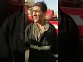 اب عراقي يحتضن رجل إطفاء شجاع انقذ أطفاله 
