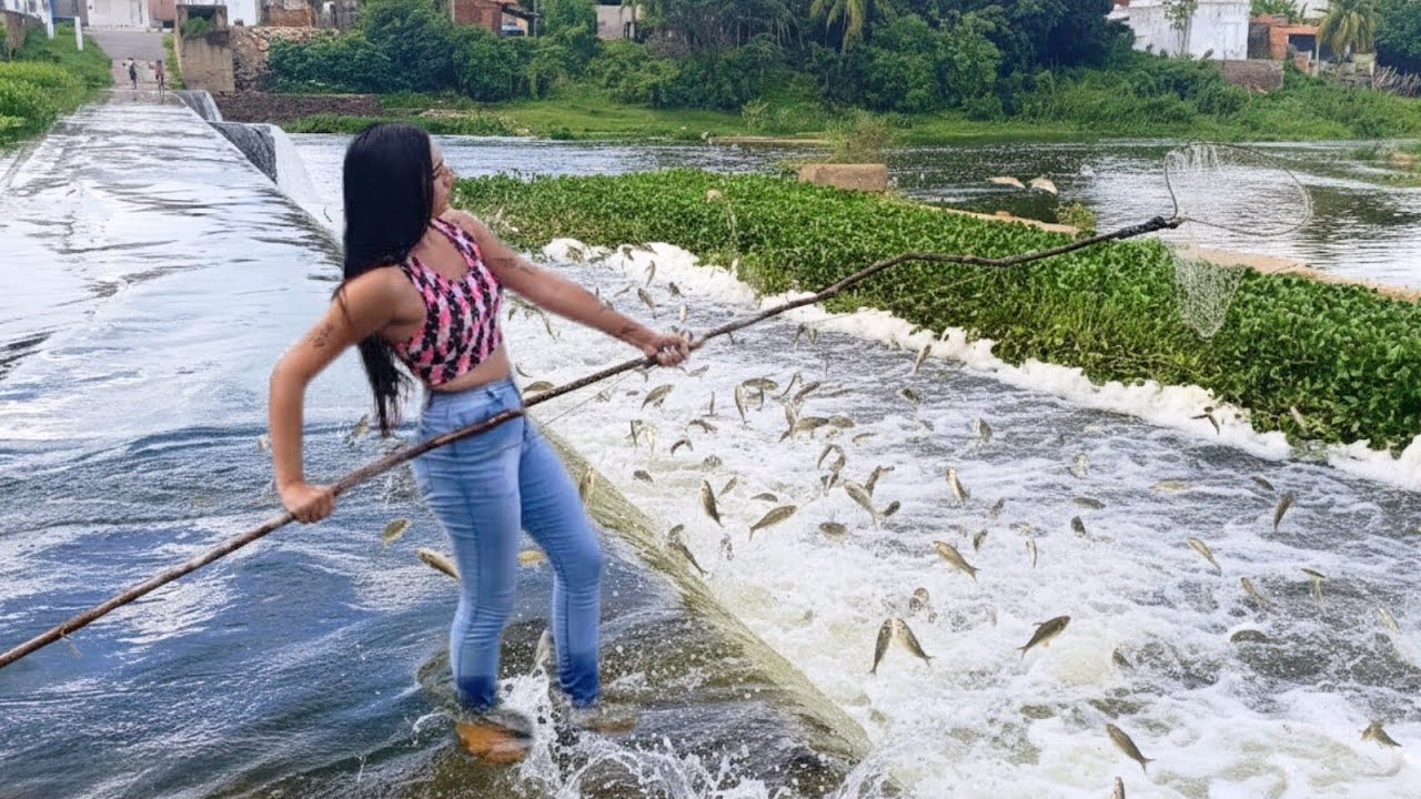 ENXORRADA DE PEIXES NA BARRAGEM NO MEIO DA CIDADE,E O POVO APROVEITA 😱😱😱🐟