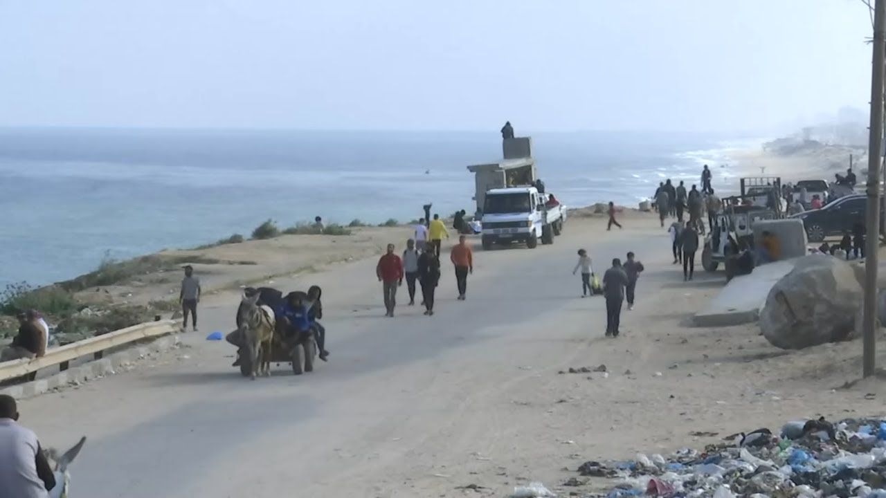 Gazans attempt to return to their homes in the north - YouTube