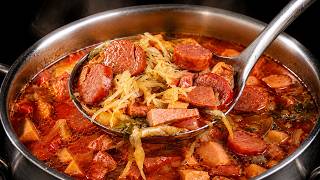 Ich habe das Rezept in einem deutschen Dorf gelernt. Jeder liebt diese herzhafte Kohl-Wurst-Suppe