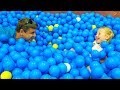 Настя и папа весело играют на детской площадке Nastya and papa family playtime on the playground