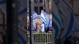 Norveçte İsrail Karşıtı Protestolarda Çocuklar Gösterilirken, Bir Kadın Katliamı Dansla Kutladı