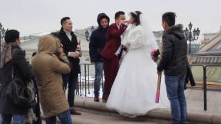 Чья-то свадьба в Москве.
