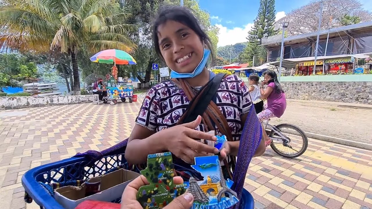 Esta niña vendedora ambulante habla 8 idiomas, es su manera de venderle a los extranjeros