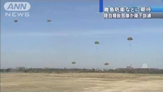 陸自精鋭部隊が新年恒例のパラシュート降下を披露（11/01/09）