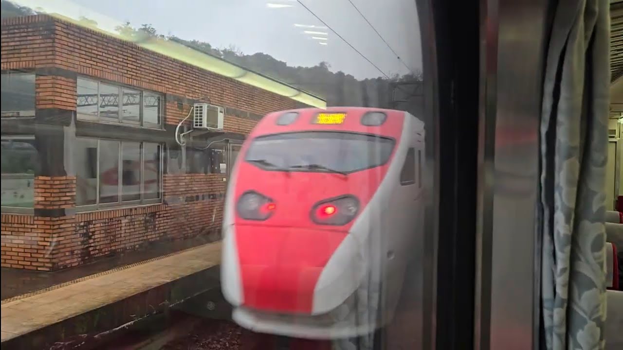 109次基隆開往屏東的E500型鳴日色金光牌E512+十二節PP車廂+E508推拉式PP自強號，和203次花蓮發車開往樹林的TEMU2000型八輛二編組TEMU2030+TEMU2029普悠瑪自強號