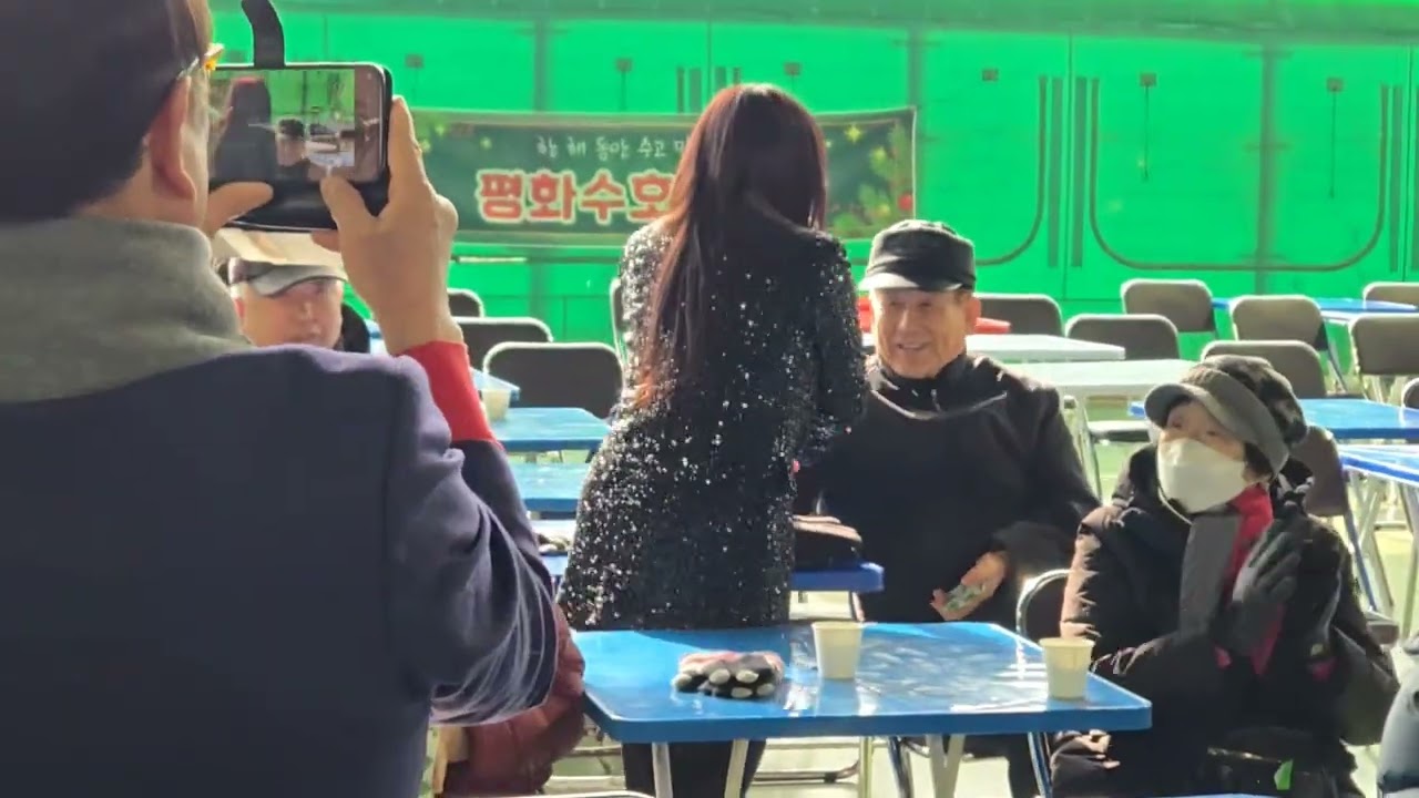 26년1/14 가수 염수연 타이틀곡 (어쩌다가)평내무료급식소 공연 (사)이웃사랑나눔봉사회 (회장 김영. 단장 안영)에스포음향 (손희수대표)