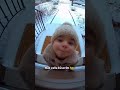 “Anneannee aç şu kapıyı dondum!” 🥶Güvenlik kamerasına oynayan, duygu sömürüsü yaparken bile şiv