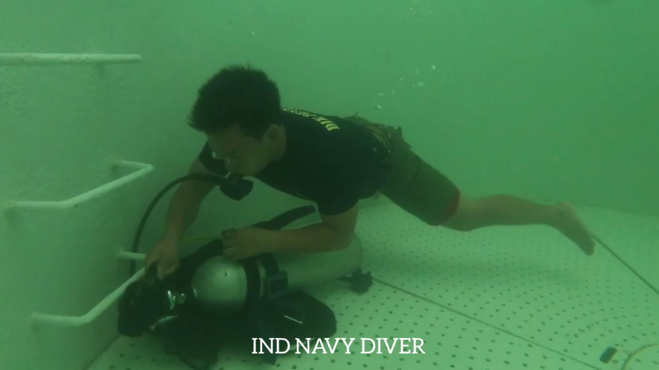 Penyelam TNI AL latihan bongkar pasang alat selam..