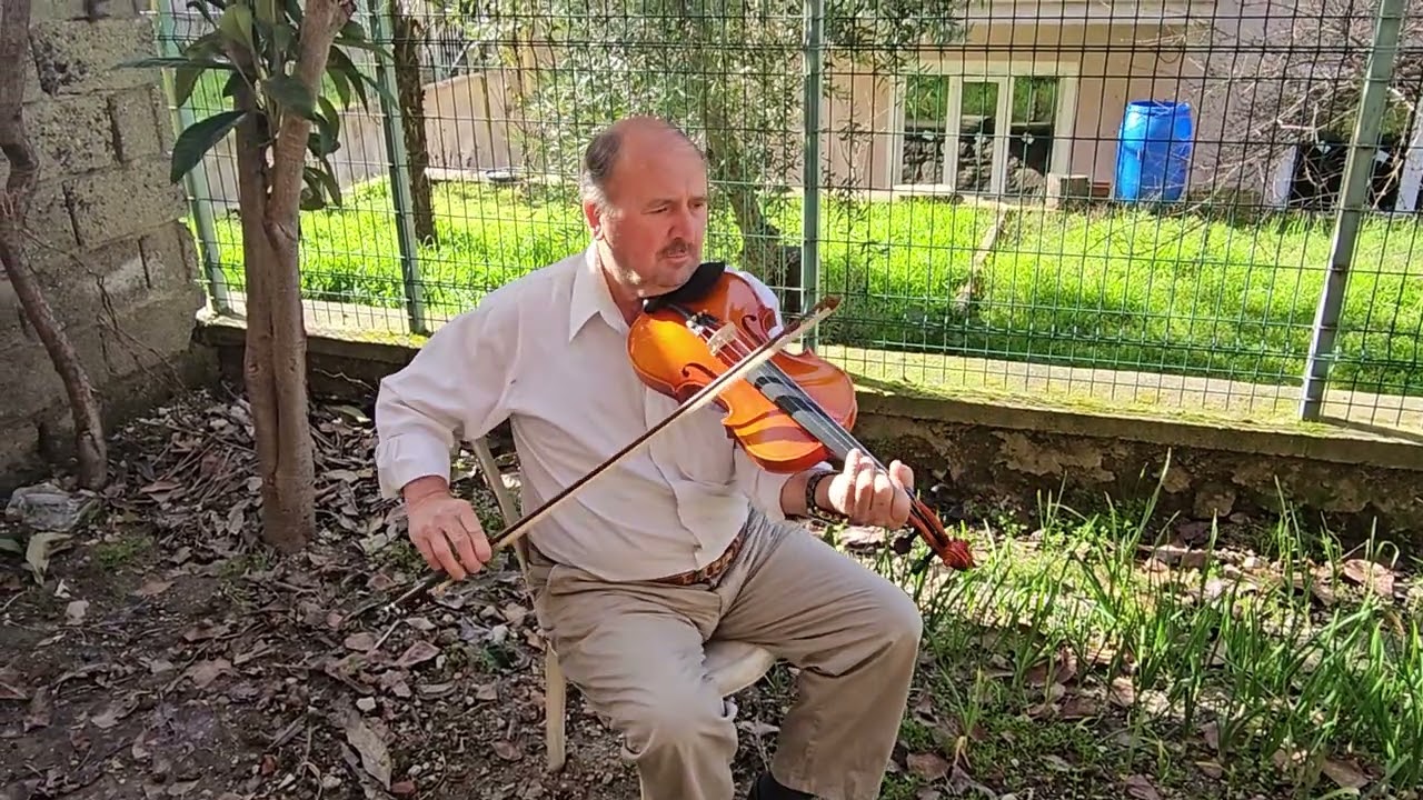 DEMİRCİ'DE SEFER ŞEN KENDİSİNE MANİSA BÜYÜKŞEHİR BEL. BAŞKANI BESİM  DUTLULU'NUN HEDİYE ETTİĞİ KEMAN