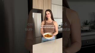 Vegan creamy red pepper & sun-dried tomato pasta ￼😍