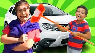 Şaduman abla araba yıkıyor sonra fırçayla kendisini yıkatıyor. Komik ve eğlenceli çocuk videosu