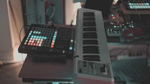 Jam on Sierra Noise Novation Circuit tracks, Arturia Microfrea, Roland JD Xi and Maschine MKII