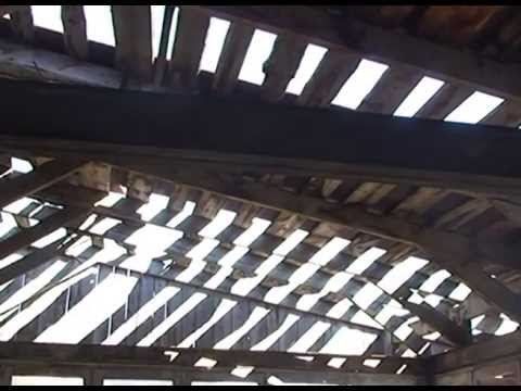 დაზიანებული სახურავი და გასხვისებული შენობა