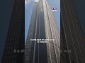 😱 Scène surréaliste : un homme escalade à mainsnues la Tour Montparnasse !|TF1 INFO