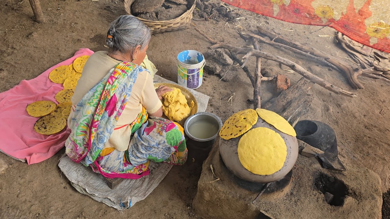 Village Roti Making MAKKE KI ROTI VILLAGE FOOD | NANI KI HATH KI ROOTI | SWEET CORN CHAPATI ...