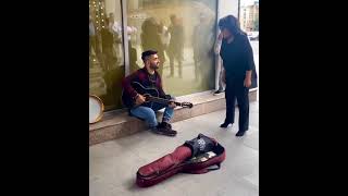 Флора Керимова Спела Дуэтом С Уличным Музыкантом В Одной Из Бакинских Улиц
