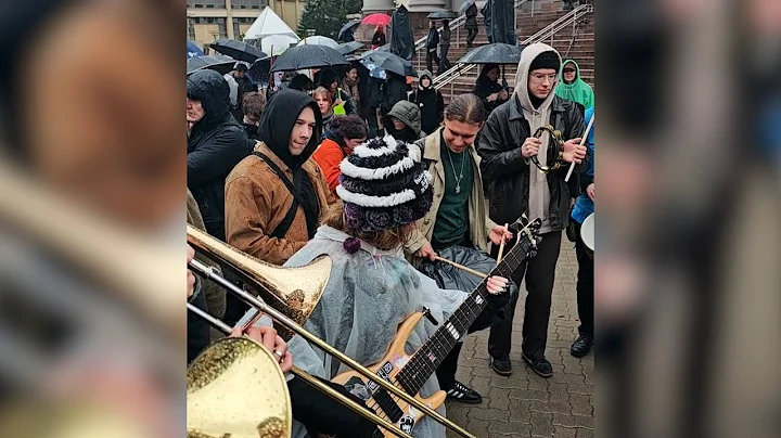Pamatykite: su skambia muzika ir plakatais kultūros bendruomenė stoja prieš „Nemuno aušrą“