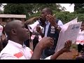 Un homme parle dans un micro pour faire passer des informations concernant le virus Ebola à la population