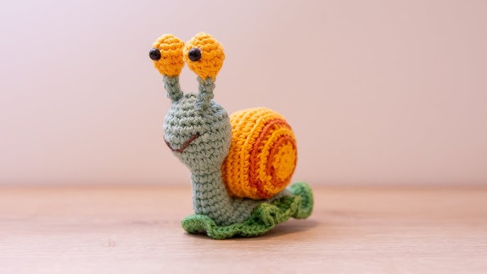 Patrón gratis de amigurumi caracol a ganchillo.