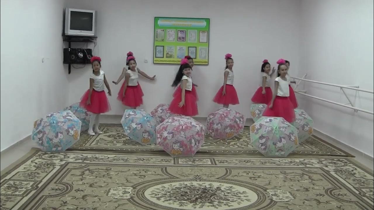 Жалаңаш балериналар шашу шашып жатыр.