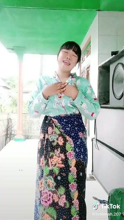 gadis berkain batik