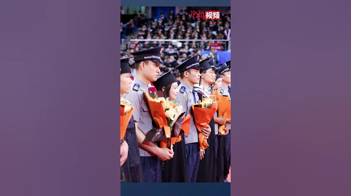 北大畢業典禮現場 歌唱家楊洪基和師生動人演唱《我和我的祖國》 - 天天要聞