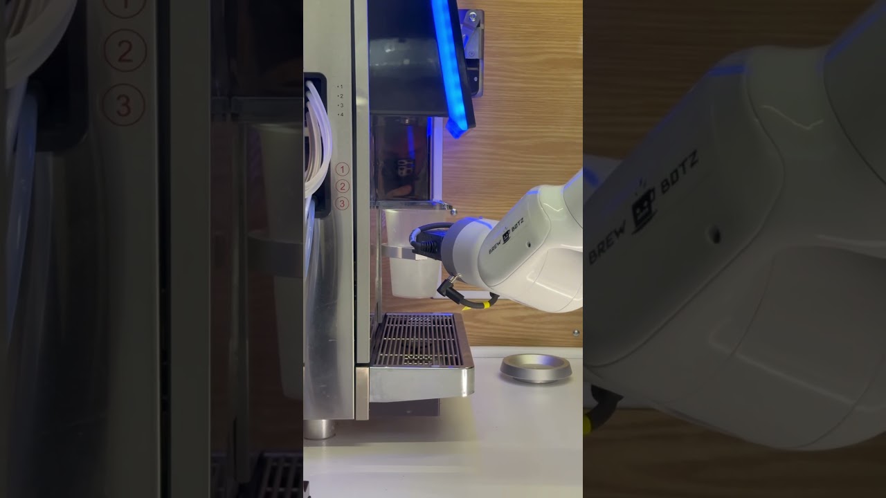 Look at this cool little robot! 🤖 it made me lemonade lol 