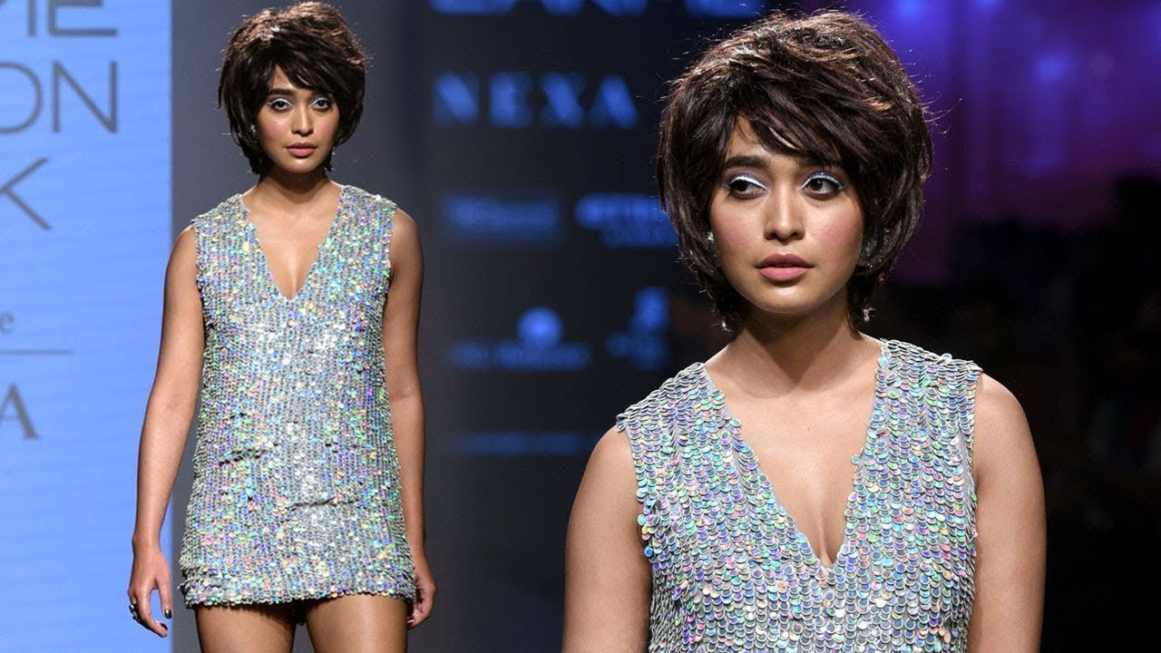 Sayani Gupta Walks For Shweta Kapur | Fall/Winter 2017/18 | Lakme Fashion Week