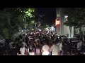 Top Channel/Me flamuj, pankarta e thirrje për dorëheqje, vijon marshimi në Tiranë, protestuesit...