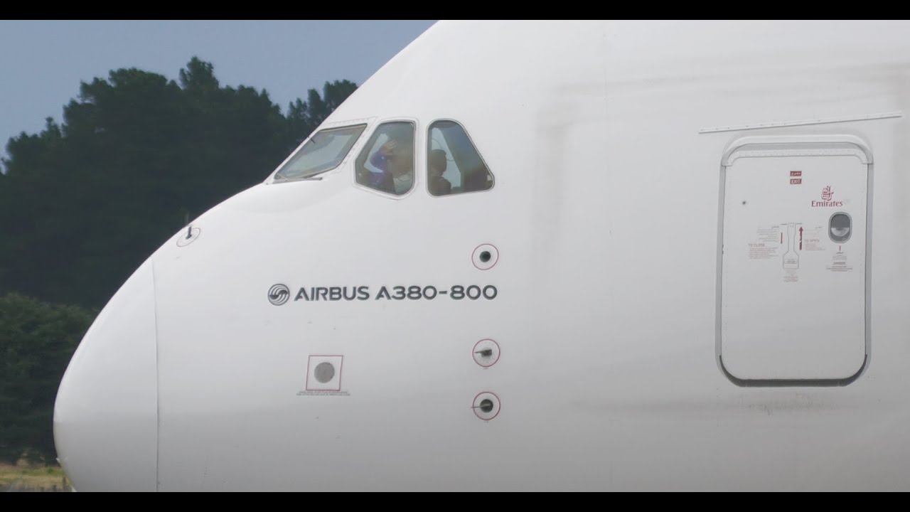 Pilot wave from EK412 crew after landing at Christchurch International Airport 18th Jan 2026