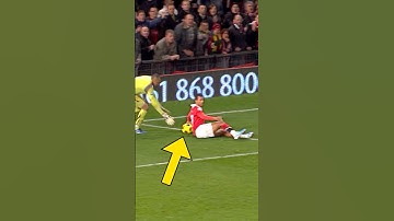 Het vreemdste doelpunt ooit gescoord op Old Trafford? 🤯🤣