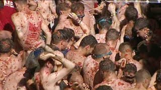 Thousands hurl tomatoes at world's biggest food fight in Spain screenshot 2