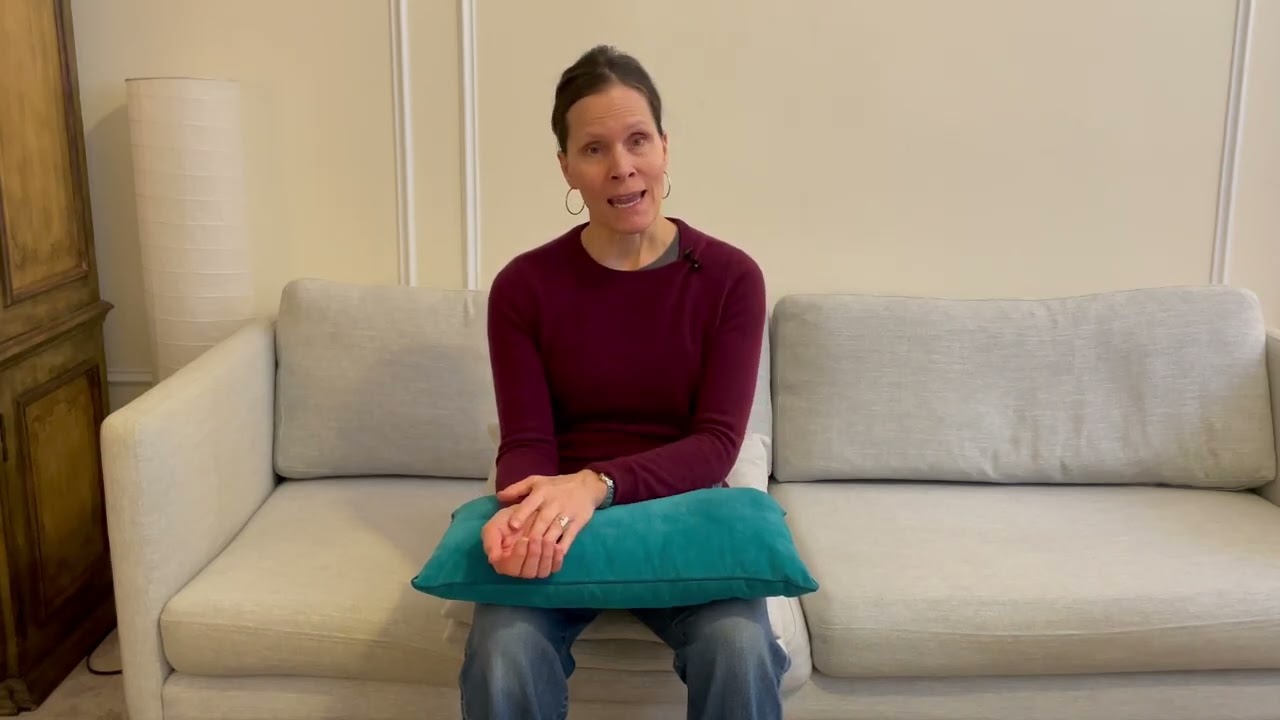 Третья из трех коротких упражнений сидя — соматические упражнения Ханны с использованием рук.