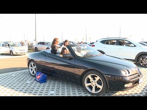 شاهد حفل تخرج لطلاب مدرسة ثانوية في موقف للسيارات في بلجيكا