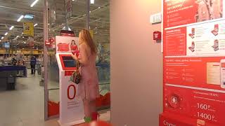 На видео Я Татиана Салмановна Мактум Сайфуддин Tatiana Salmanovna Maktoum Saifuddin в платье цветоч