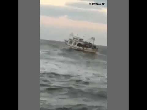 مركب صيد دمياطي في البحر العالي حالات واتس مراكب صيد دمياط